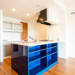 青のカウンターキッチン　ロイヤルパークスタワー南千住の室内写真　S60-C7タイプ2LDK